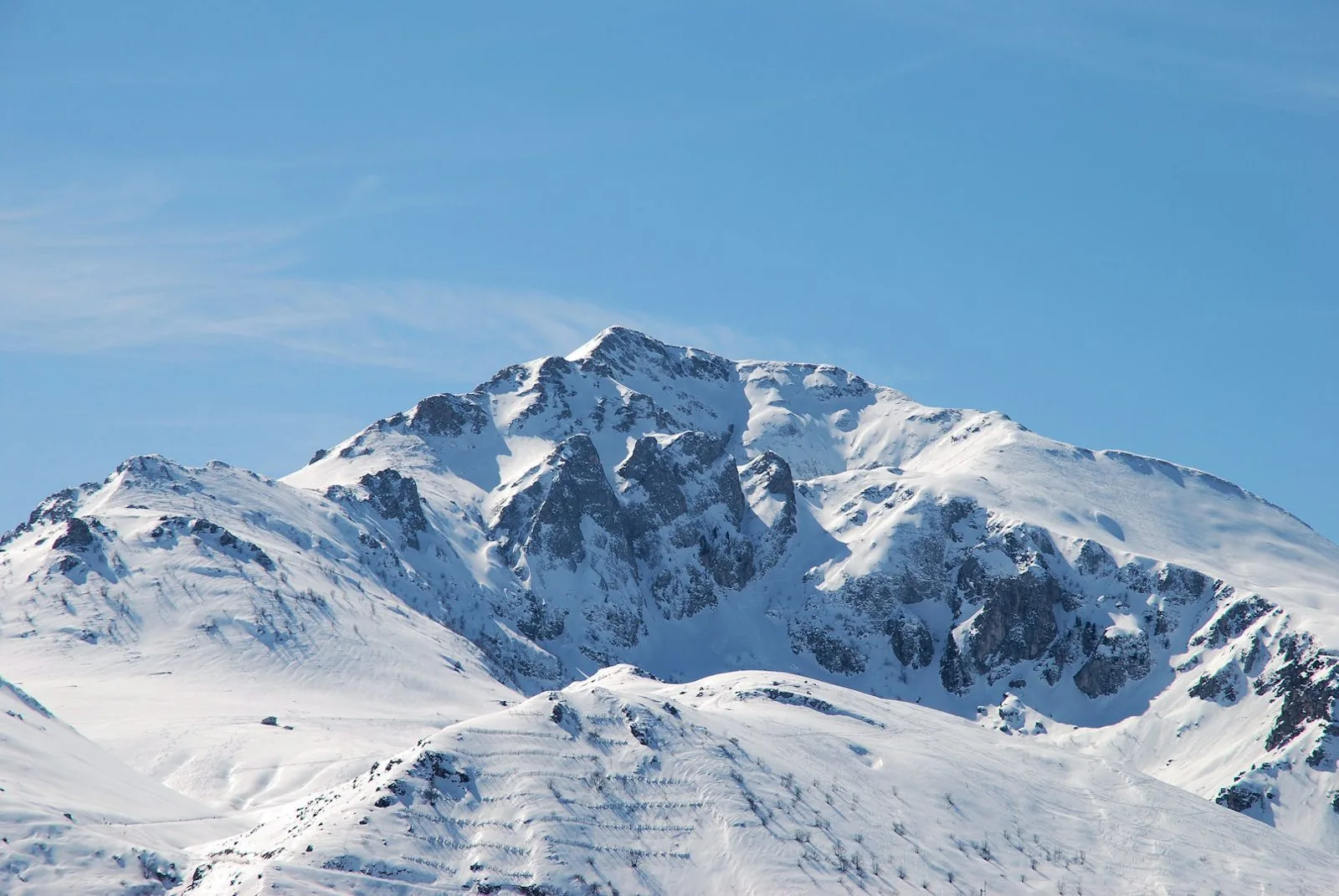 La vetta del Monte Mondolè interamente innevata sotto un cielo azzurro