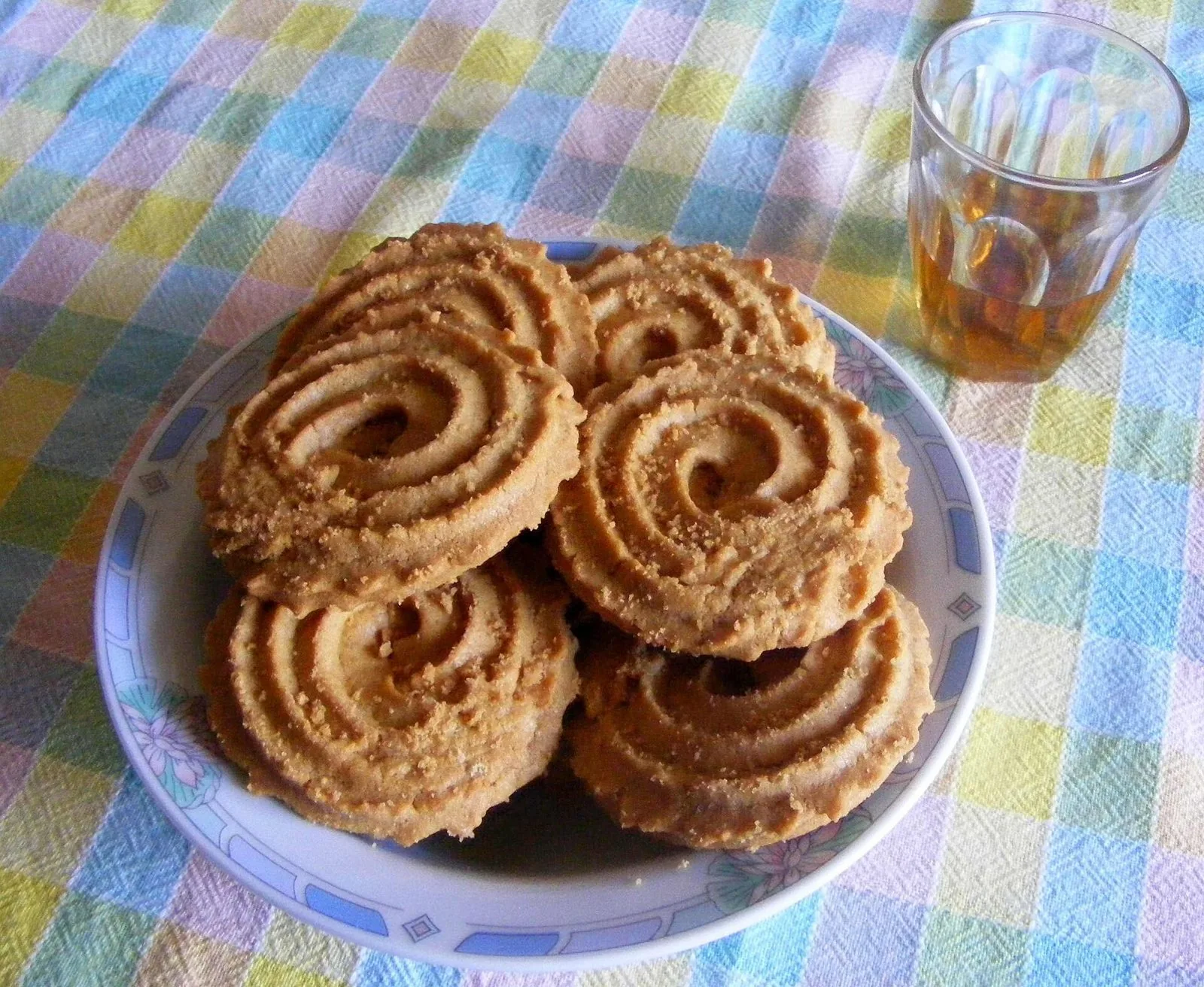 Piatto di paste di meliga, biscotti piemontesi di farina di mais, su una tovaglia a quadri